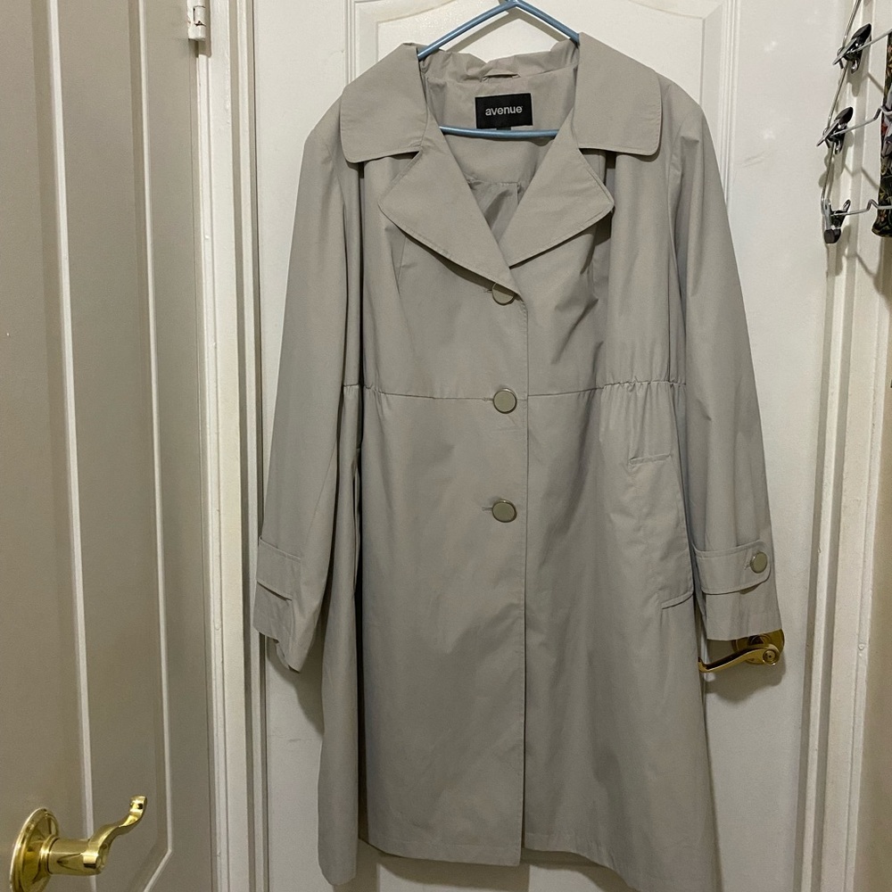 Avenue plus size trench coat, excellent condition